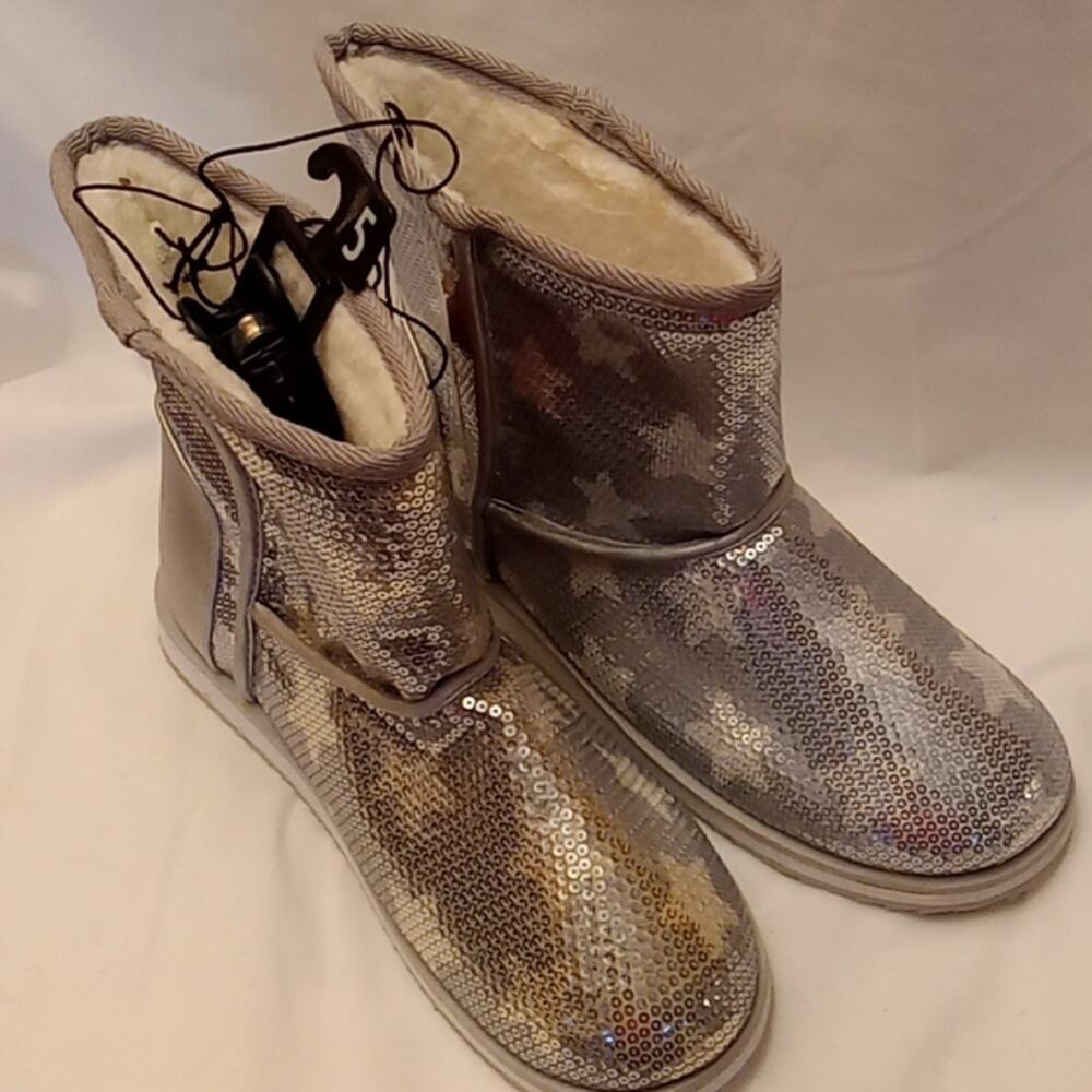 NWT Metallic silver boots with Stars girls size 5